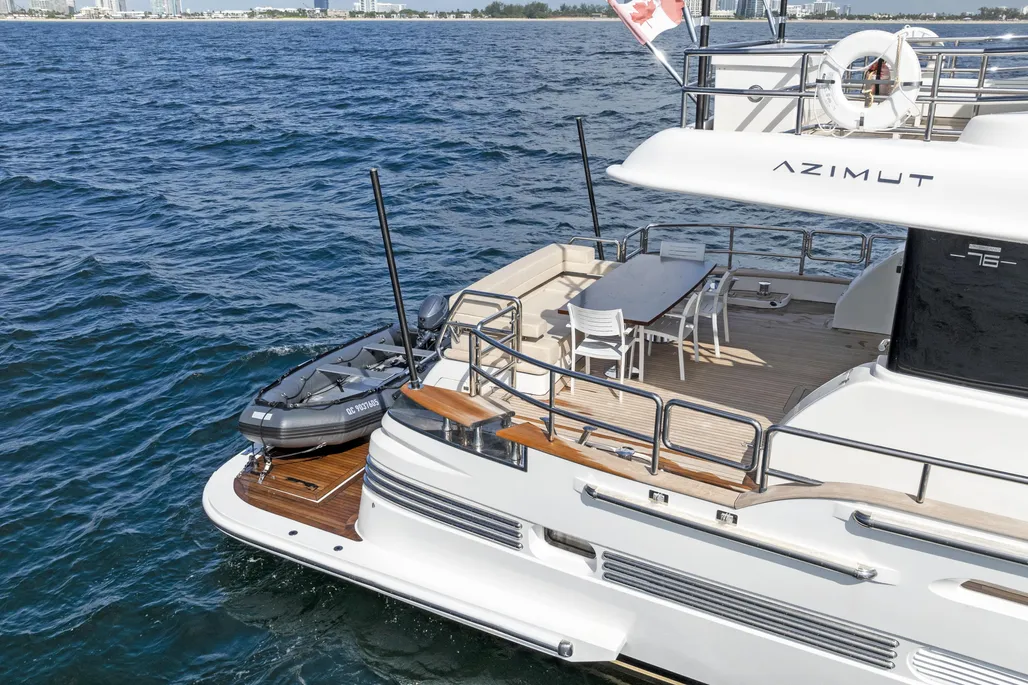 Yacht Photo 9